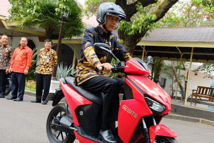 Beli 100 Unit Presiden Jajal Sepeda Motor Listrik Buatan Beli 100 Unit Presiden Jajal Sepeda Motor Listrik Buatan