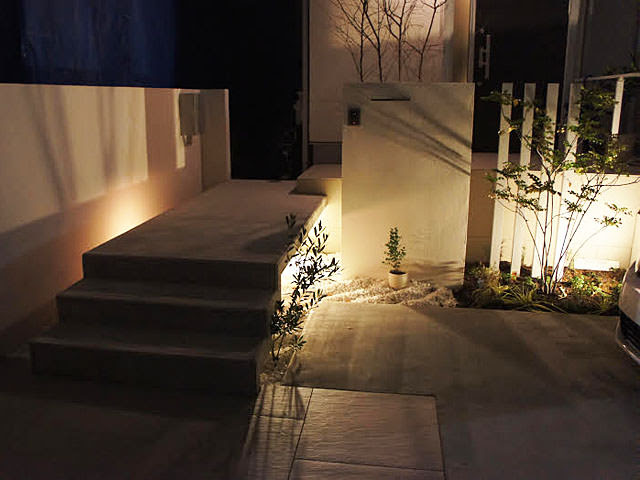 外構をシンボルツリーと浮き橋のライトアップで 株式会社風知蒼 タカショー リフォームガーデンクラブ