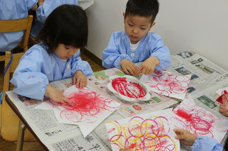 粉絵の具で遊びました 3歳児 月かげ保育園ブログ