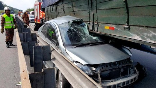 Dua wanita selisih maut, kereta terperosok bawah treler di Bukit Merah