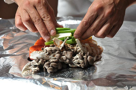 Chef Adriano Kanashiro prepara "itokonnyaku" com cogumelos e salmão