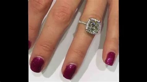 Das design wird mit einem zentralen vs diamant gezeigt. 3 carat Cushion Diamond Engagement Ring in Raised Halo