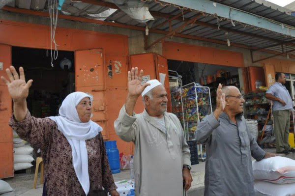هموم المواطنين طغت على فرحتهم بالمصالحة..صور استقبال أهالي قطاع غزة لحكومة التوافق الوطني