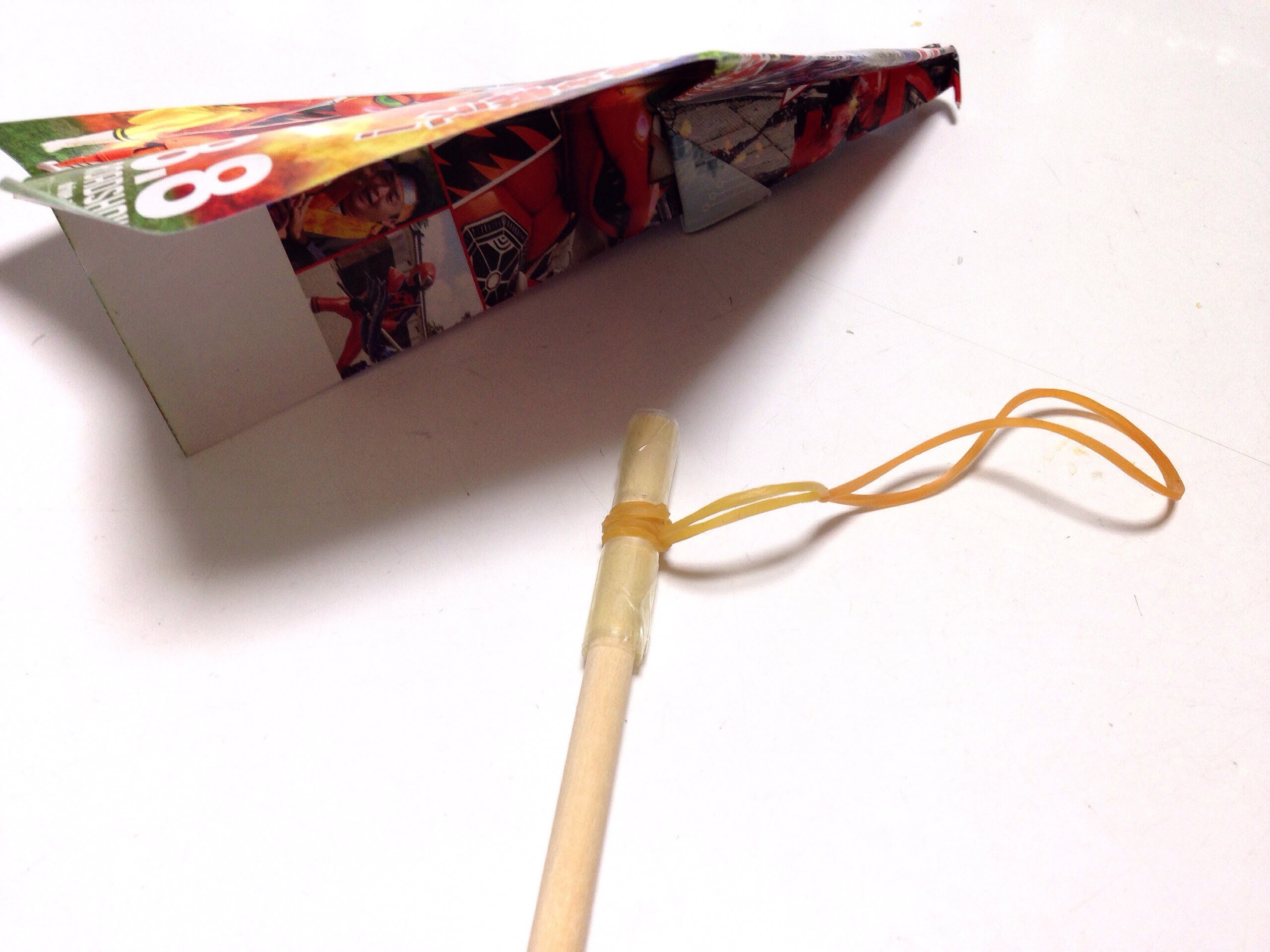 ゴム発射式の紙飛行機で 2分間空を飛ばそう