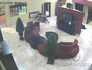 Ladrão é imobilizado por lutadores de jiu-jitsu (Foto: Reprodução)