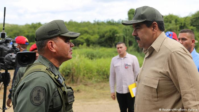 Venezuelas Präsident Nicolas Maduro mit dem Verteidigungsminister Vladimir Padrino Lopez (Reuters/Miraflores Palace)