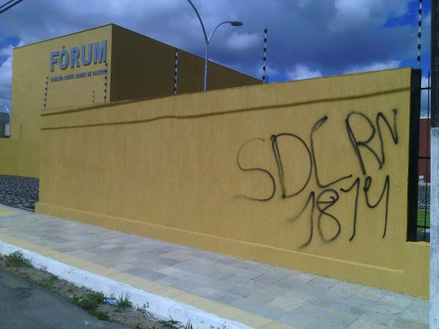 Criminosos atiraram contra o prédio e fizeram pixações sobre o Sindicato do RN (Foto: Julianne Barreto/Inter TV)