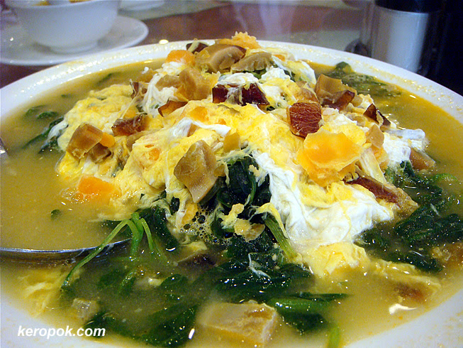 Poach Chinese Spinach with 2 kinds of eggs