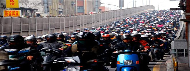 صور وفيديو : السكوتر وسيلة المواصلات الحاكمة فى شوارع تايوان