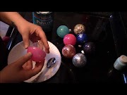 Simak How to make Glitter Christmas ornaments to decorate with vinyl, paling seru!