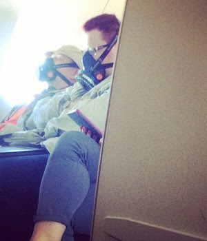 Passageiros no avião - comissários fotografam situações bizarras que veem (Foto: Reprodução Instagram)