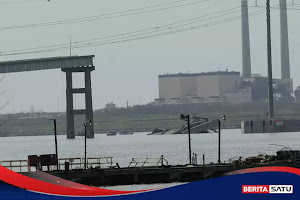 Jembatan Besar Baltimore Runtuh Ditabrak Kapal Kontainer, 6 Orang Belum Ditemukan - BeritaSatu 