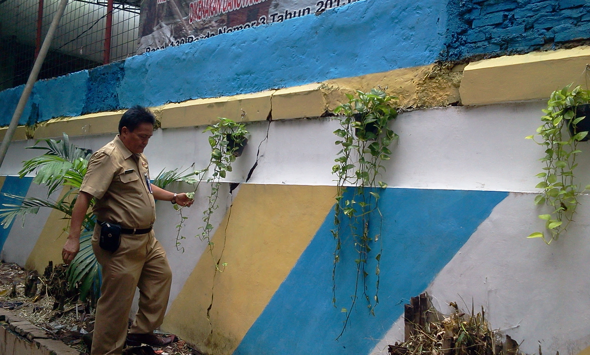 Tempat Pembuangan Sampah Sementara di Rawa Kerbau Cempaka 