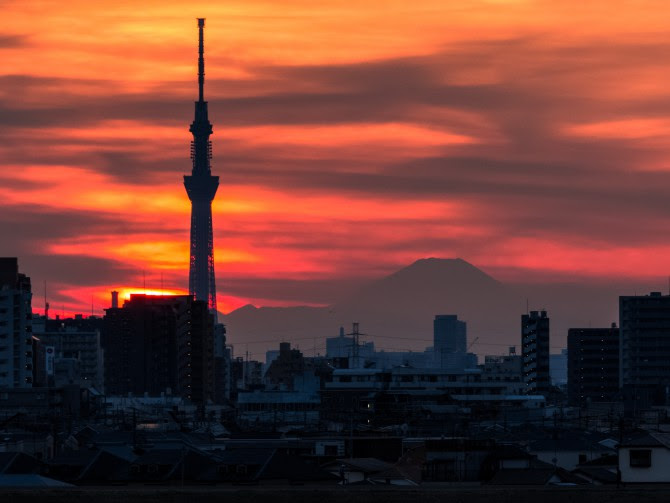 夕焼けと富士山と東京スカイツリー まちメモ市川駅版