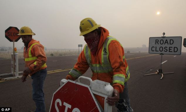 High winds and temperatures have continued to complicate firefighters' battle against the Wallow Fire