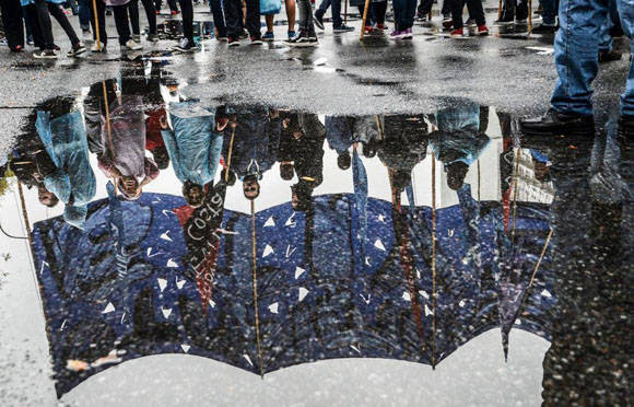 La lluvia no impidió que el pueblo se reuniera. Foto: Kaloian/ Cubadebate.