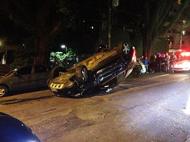 Carro da marca Mercedes capotado na rua Pará, na Consolação, no centro de São Paulo; ao menos uma pessoa ficou ferida