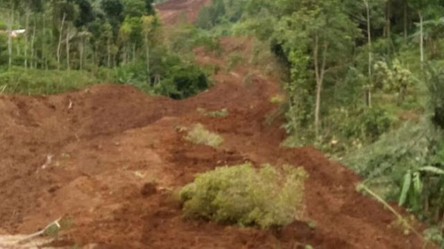Breaking News: Bencana Tanah Longsor di Ponorogo, 32 Rumah Tertimbun, 27 Orang Hilang,   Doakan Semua Selamat, AMIN..! http://ift.tt/20kt43r - Berita Terbaru Terkini Hari Ini - Bencana tanah longsor melanda Desa Banaran, Ponorogo, Jawa Timur, Sabtu (1/4/2017) kemarin. Setidaknya, 11 orang diperkirakan meninggal dunia akibat peristiwa tersebut. Ernest Prakasa Sindir Film Danur, Dapat Amukan dan Ia Lakukan Hal Mengejutkan