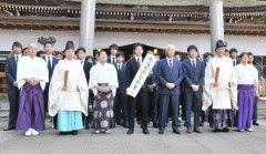 鹿島神宮で今季の必勝を祈願したJ1鹿島の選手たち=鹿嶋市宮中