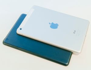 New and old iPad mini. The new one is at the top. Difference you see is due to the last test product also has 4G support. Otherwise they are equal.