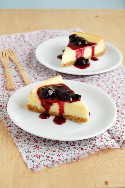 Vanilla cheesecake with blueberry lemon sauce / Cheesecake de baunilha com calda de mirtilo e limão siciliano