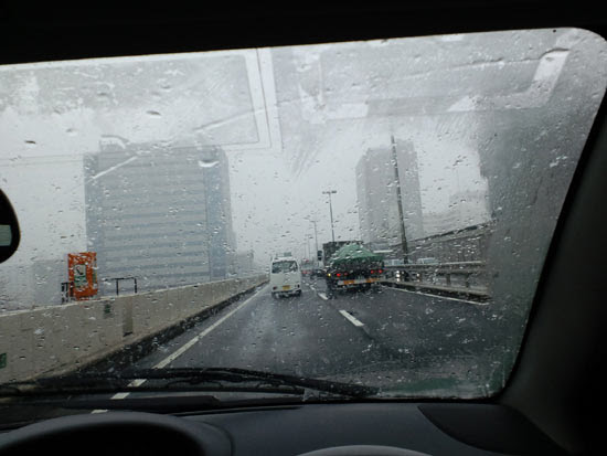 車のガラスの曇りを取る３つの方法