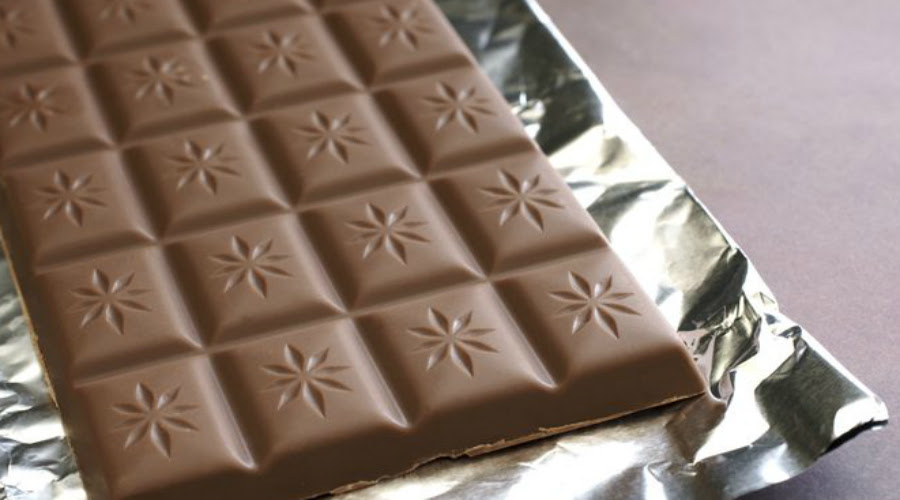 Chemical attack Experts from the University of Capinas, Brazil, last year published the results of research, according to which the majority of popular brands of chocolate on the market contain hazardous chemicals, lead and cadmium.  It turns out that harmful products fall into the cocoa beans through contaminated land.  Of course, the content of harmful substances in one tile will not be very high, but if you constantly consume such products, problems with the endocrine, nervous and immune system are provided to the sweet tooth.