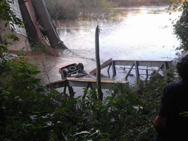 Carro caiu dentro de rio após ponte despencar em Jaguari (Foto: Fábio Pinto/Arquivo pessoal)