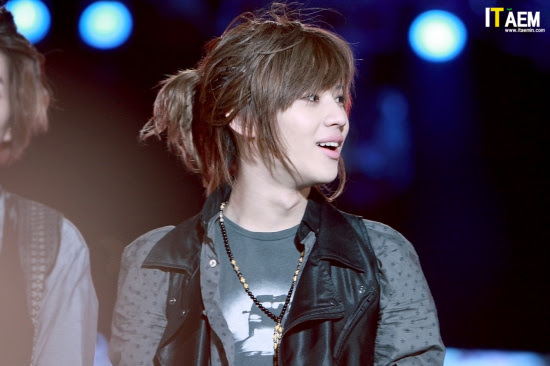 [photo] IDOLS GETTING THEIR HAIR BLOW BY THE WIND
