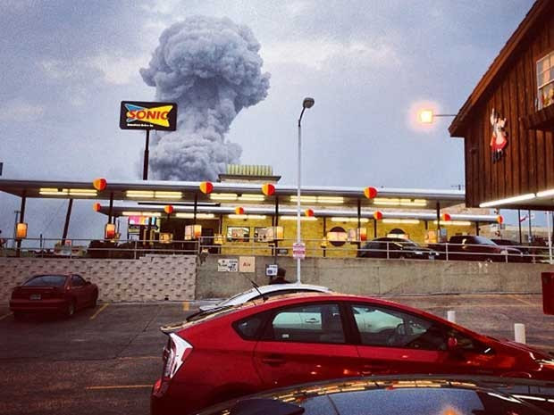 Explosão pôde ser ouvida a quilômetros de distância. Fumaça na fábrica de fertilizantes também foi vista à distância. (Foto: Andy Bartee / AP Photo)