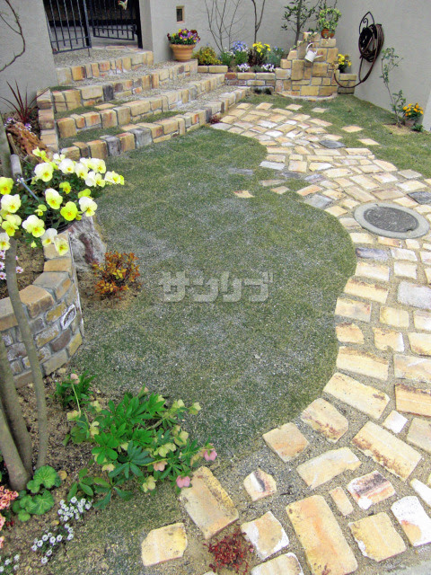 玄関アプローチのデザイン 長い アール 直線