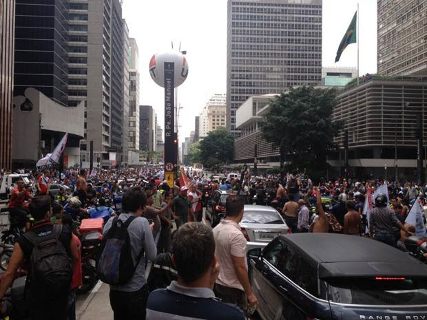Avenida foi totalmente bloqueada na altura do Conjunto Nacional (Foto: Tatiana Santiago/G1)