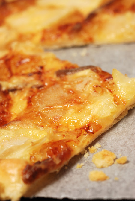pizza with caramelised onion, potato and anchovy© by Haalo
