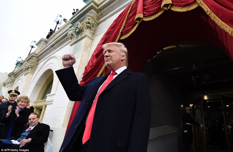 O presidente Trump deu uma bomba de pulso entusiasmado como ele apareceu no pórtico para cheers de multidões de espera. O ex-senador dos EUA Bob Dole e sua esposa Elizabeth foram os primeiros a vê-lo