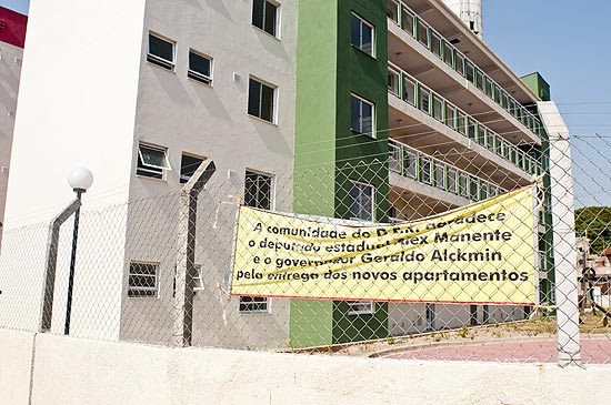 Faixa de agradecimento ao governador afixada em condomínio da CDHU em São Bernardo que foi inaugurado em 10 de dezembro, mas ainda não foi entregue aos moradores