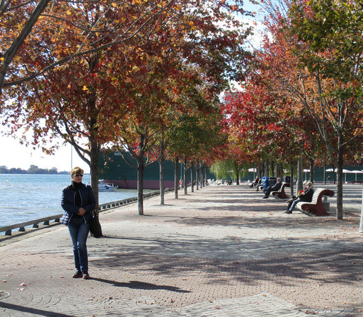 Water's Edge Promenade. Image Courtesy of DTAH