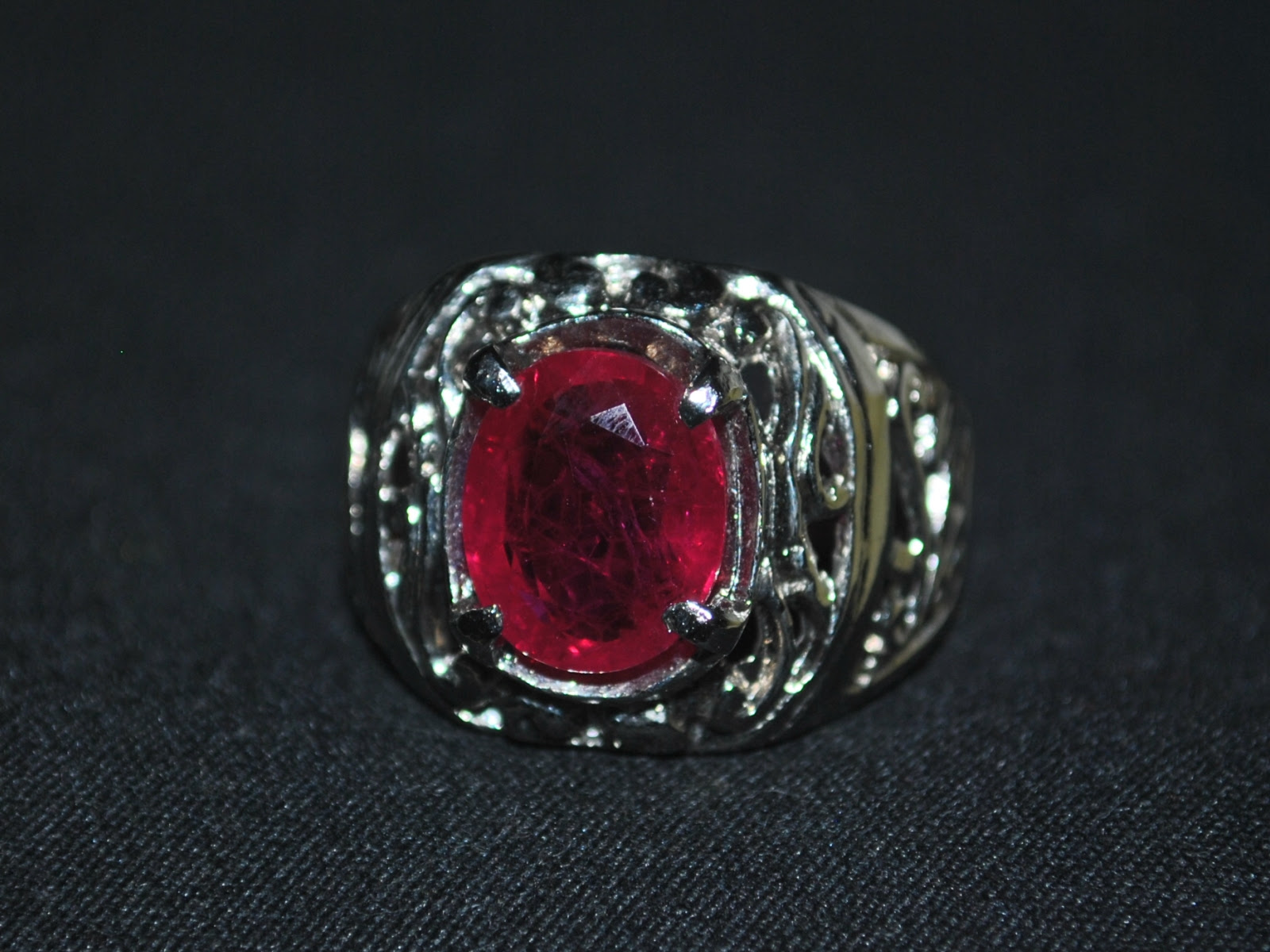 Cincin bermata Batu Ruby Catam cutting ini memiliki warna merah yang ...