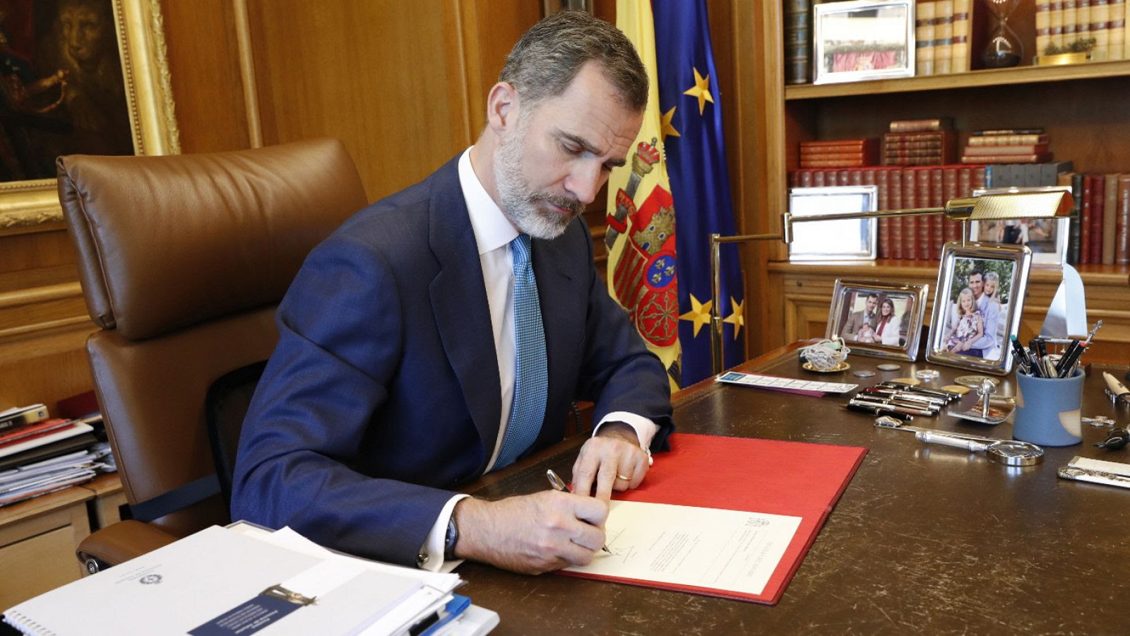 Resultado de imagen de El rey firma el real decreto con el nombramiento de Pedro Sánchez como presidente
