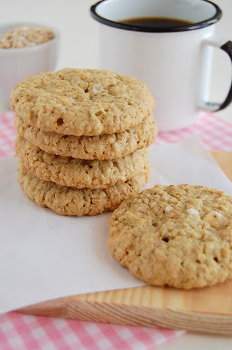 Crispy salted oatmeal white chocolate cookies / Cookies de aveia e chocolate branco com um toque de sal