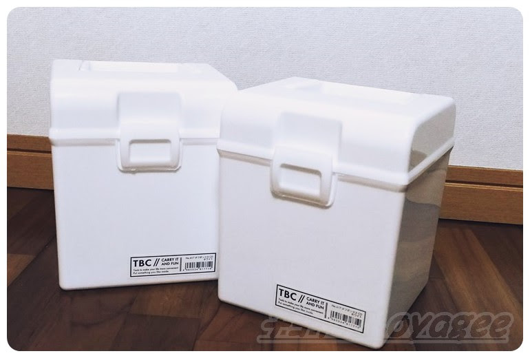 白カラーボックスは セリアの白cd Boxケースを4つ組み合わせればスッキリ デッドスペースは セリアの白ファイルスタンドを使い 普段必要ない書類やトリセツなどを隠せます