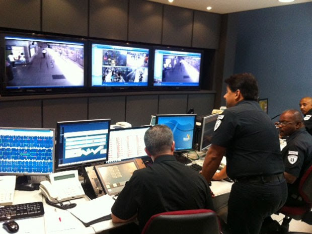 Funcionários da segurança do Metrô monitoram câmeras para coibir crimes nos vagões e plataformas (Foto: Kleber Tomaz / G1)