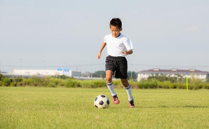 親子で楽しむ サッカー教室 ボールを蹴ろう パス コントロール1 ベネッセ教育情報サイト