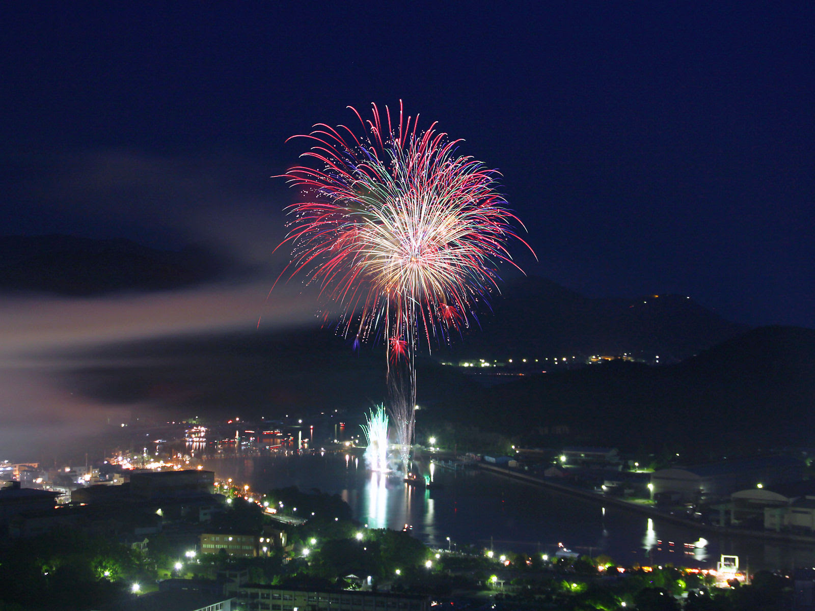 無料壁紙 花火のデスクトップ壁紙 1600x10 ぶらり兵庫 ぶらり神戸 神戸の観光情報とイベント情報 楽天ブログ