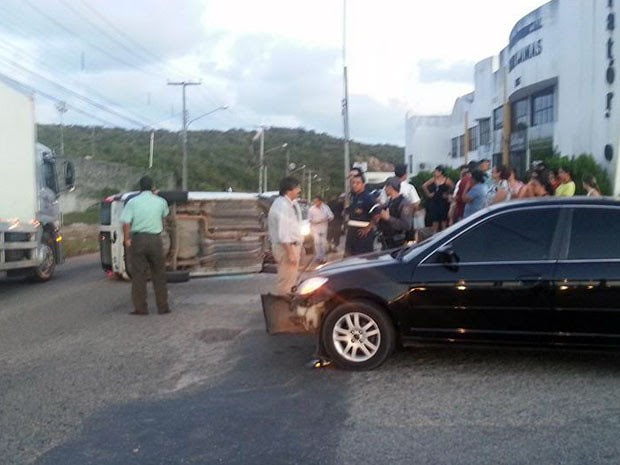 Acidente envolveu dois carros na avenida Xavantes, em Natal (Foto: João Ricardo Correia)