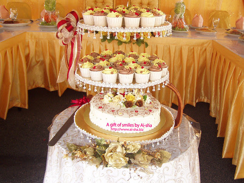 WEDDING CAKE & CUPCAKES