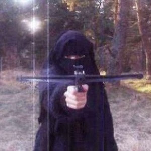 Hayat Boumeddiene, 26, mulher do jihadista Amedy Coulibaly, 32, aparece treinando tiro com uma balestra, em foto de 2010