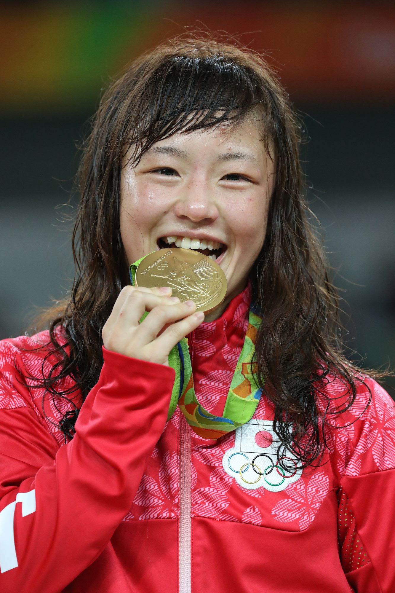 女子４８キロ級の表彰式で金メダルをかむポーズを見せる登坂絵莉 林敏行撮影 3 29 レスリング女子 金ラッシュ リオオリンピック16 朝日新聞デジタル