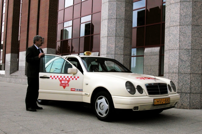 Fotaxi Budapest Szolgaltatas Taxi Autokolcsonzo