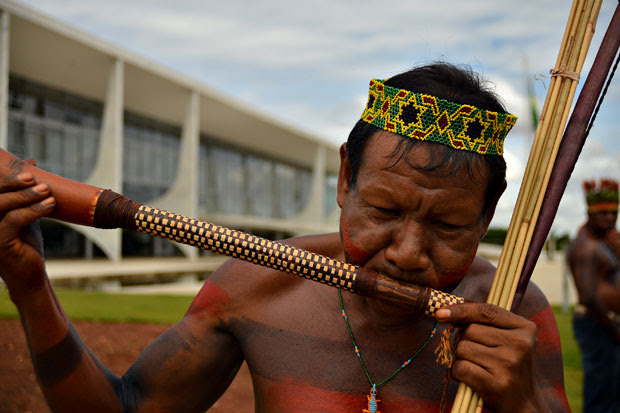 Brasília (DF), 06/11/2012 - Índigenas das tribos Maranhenses de Kanela, Gavião e Guajajara fazem protesto em frente ao Palácio do Planalto. Eles pedem a presidente Dilma a demarcação de suas terras habitadas, que são objeto de disputa com fazendeiros locais.