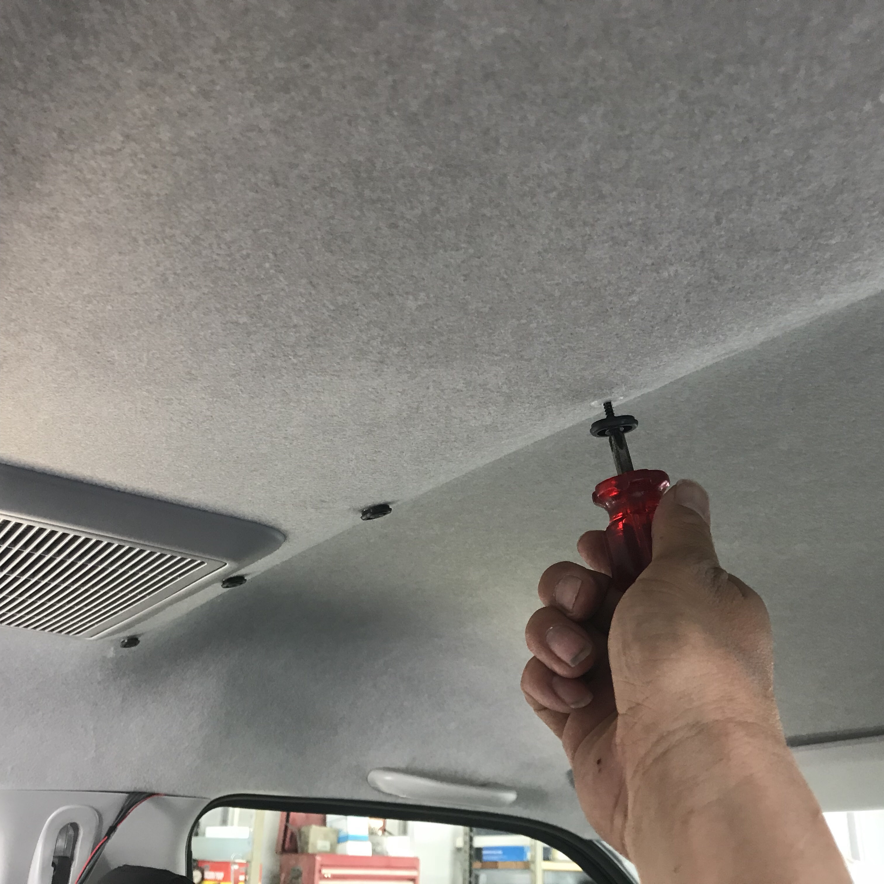 コレがあれば 時間もあっという間ですね ハイエース フリップダウンモニター取り付け スズキ黒瀬販売 Cal キャル 東広島の自動車販売 軽自動車 小型車 普通車販売 中古車販売 車検整備